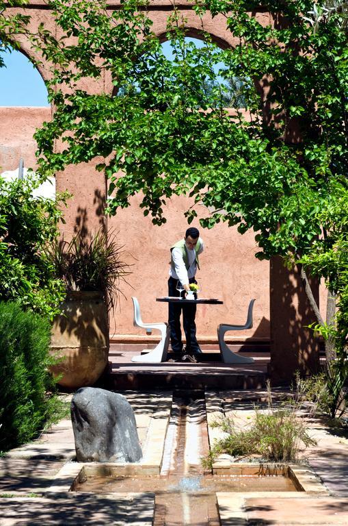 Tigmiza Boutique Hotel & Spa Ouled Jelal Exteriér fotografie A student studying in the courtyard of the library
